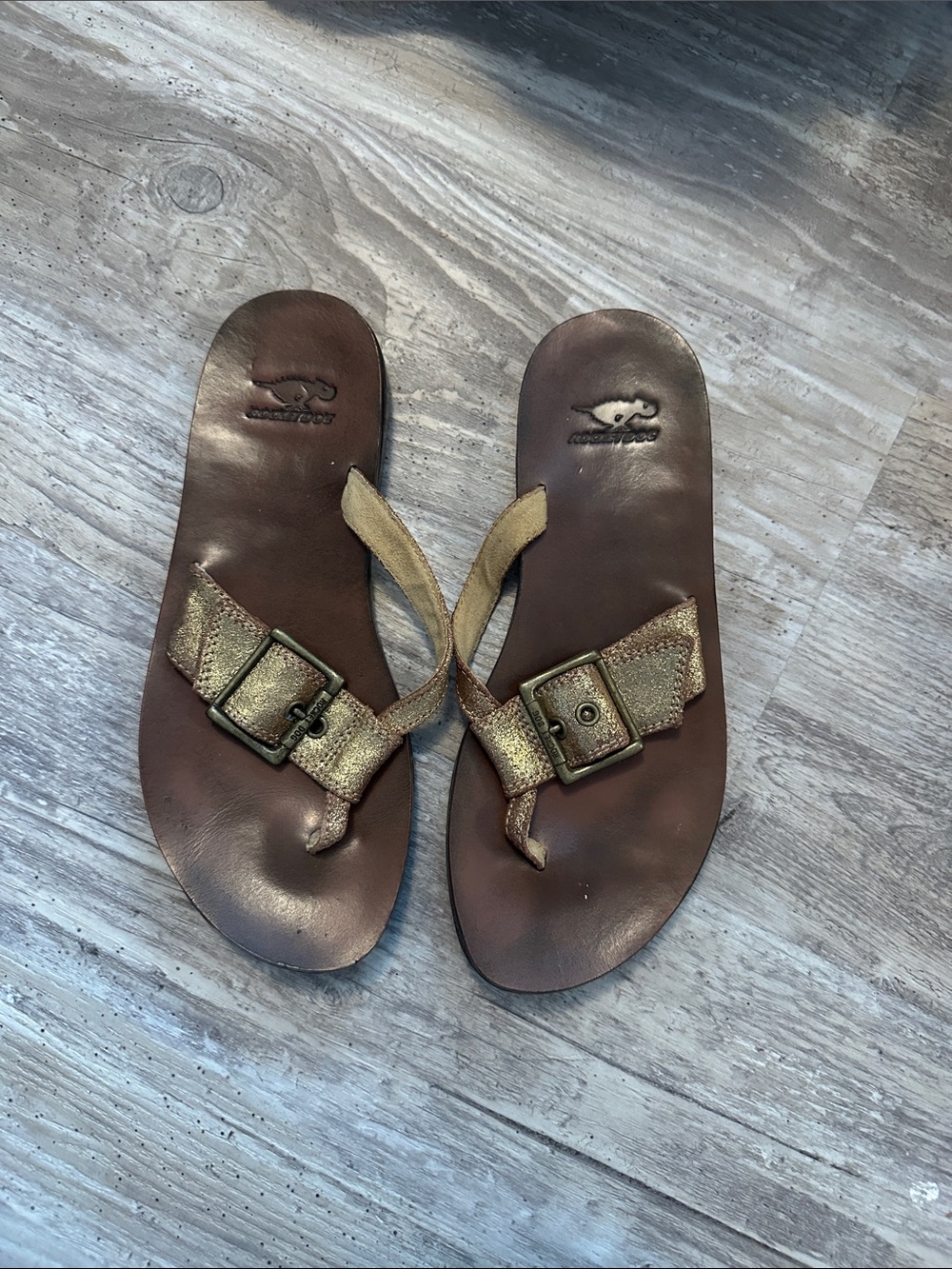 Rocket Dog Gold Metallic Leather Buckle Thong Sandals with Brown Footbed size 8